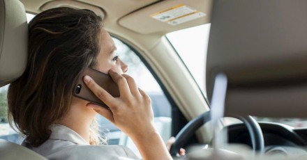 Multe raddoppiate per chi usa il cellulare alla guida
